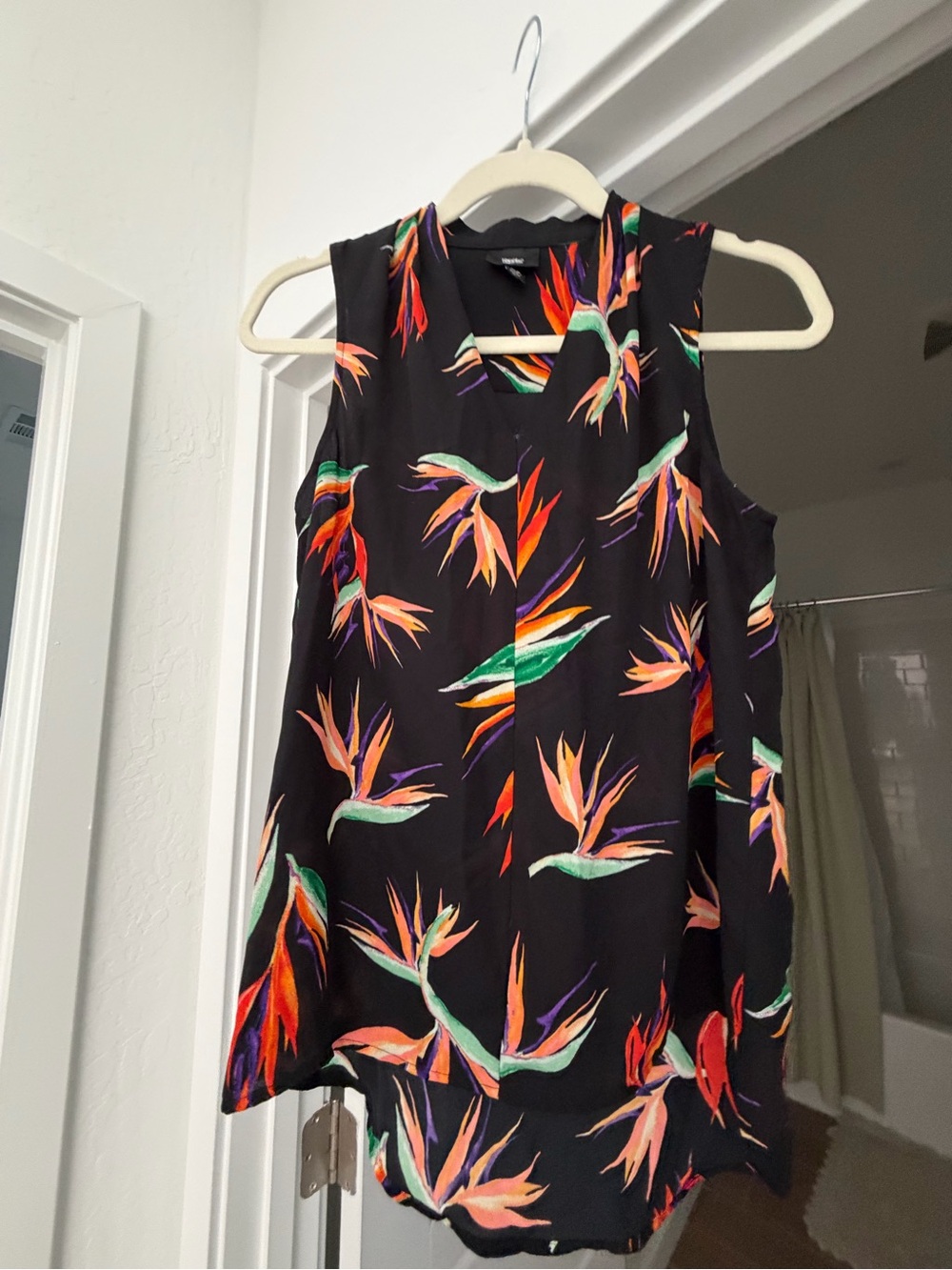 Massimo Black Sleeveless V-Neck Tropical Bird of Paradise Print Top